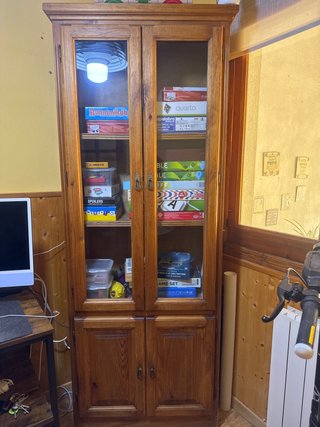 Vitrina de madera con puertas de cristal