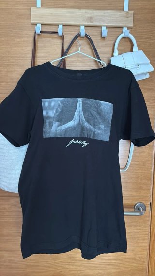 Camiseta negra con estampado pray Talla M