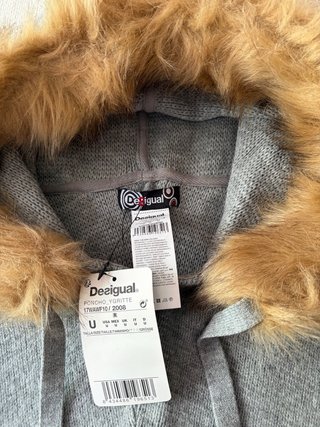 Poncho Desigual con Capucha y Pompones