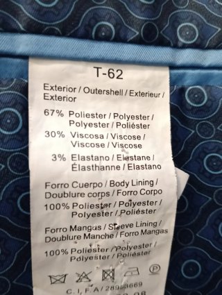 Traje de hombre azul con camisa blanca