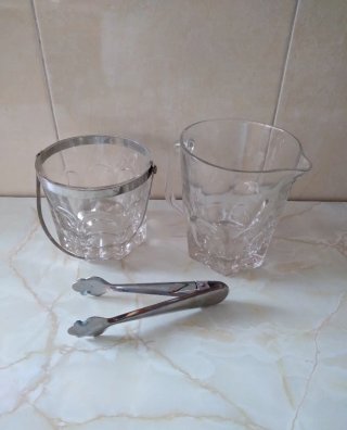 Jarra y Cubitera de cristal con pinzas
