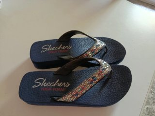 Sandalias Skechers Talla 38 con un poco de cuña y
