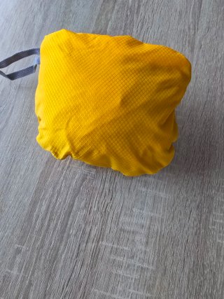 Mochila plegable amarilla