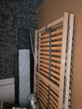 Base de cama Ikea y somier de láminas.