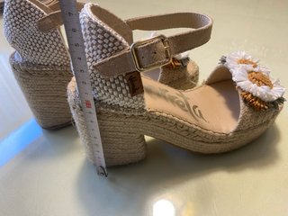 Sandalias Vidorreta plataforma flores beige