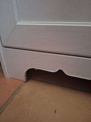 Mesita de noche blanca de madera