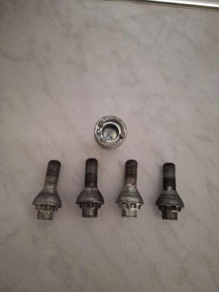Tornillos antirrobo para ruedas