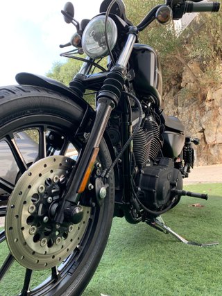 Harley Davidson Iron 883 Preta