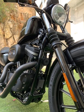 Harley Davidson Iron 883 Preta