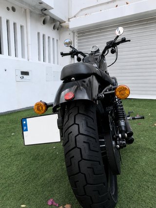 Harley Davidson Iron 883 Preta