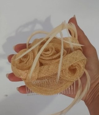 Tocado Peineta Flores Sinamay y Plumas