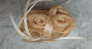 Tocado Peineta Flores Sinamay y Plumas