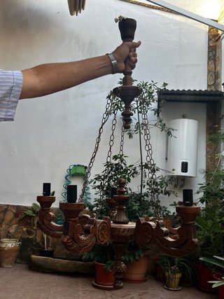 Lámpara antigua de madera tallada