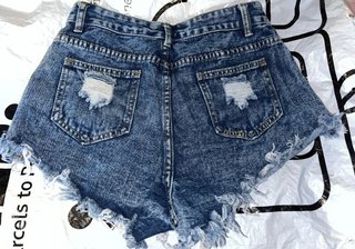 Shorts vaqueros desgastados con flecos