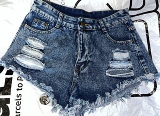 Shorts vaqueros desgastados con flecos
