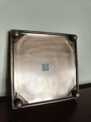 Bandeja cuadrada Becará metal dorada