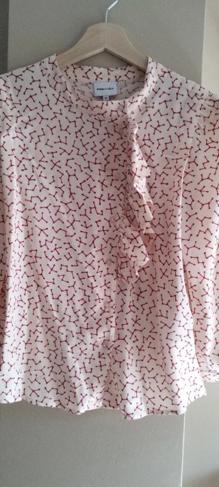 Camisa rosa con volante y estampado