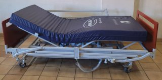 Cama articulada ortopédica con colchón Invacare