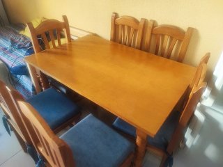 Mesa y 6 sillas macizas de madera