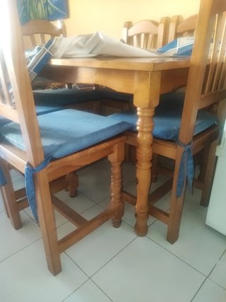Mesa y 6 sillas macizas de madera