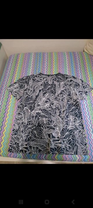 Camiseta Bershka,talla M. Estampado Hojas.