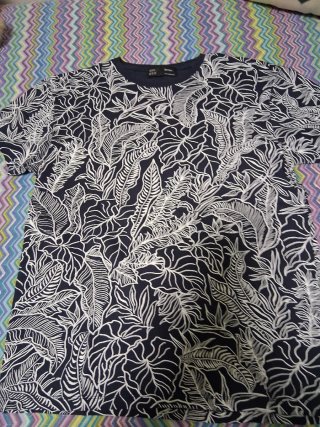 Camiseta Bershka,talla M. Estampado Hojas.
