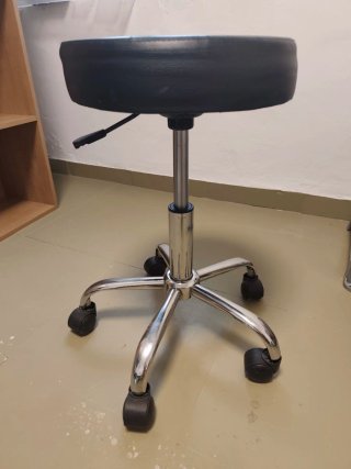 Taburete efecto piel con ruedas