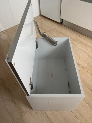 Mueble de cocina blanco y plateado