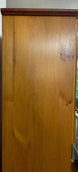Mueble de madera con puerta y cajón