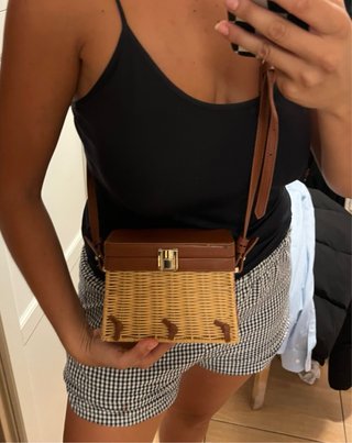 Bolso rafia tipo caja de zara