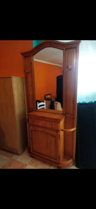 Taquillón de madera con espejo