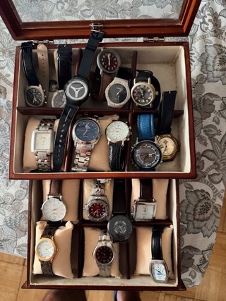 Colección de relojes con caja