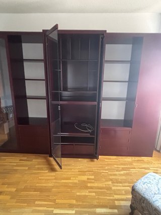 Mueble de madera con vitrinas marron cereza