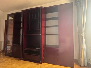 Mueble de madera con vitrinas marron cereza