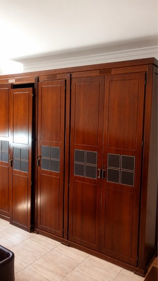 Armario de madera marrón