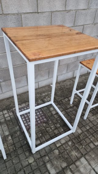 Juego de mesa y 2 taburetes altos