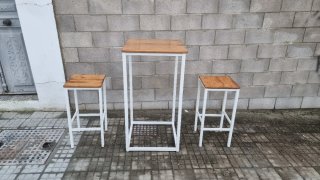 Juego de mesa y 2 taburetes altos