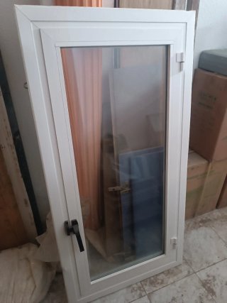 Ventana de aluminio blanca