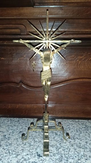 Crucifijo de metal dorado
