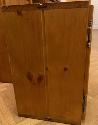 Armario de madera de pino con puertas de celosía