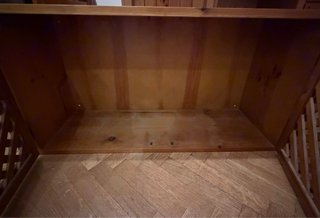 Armario de madera de pino con puertas de celosía