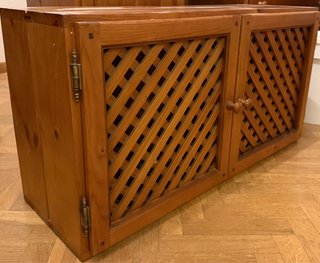Armario de madera de pino con puertas de celosía