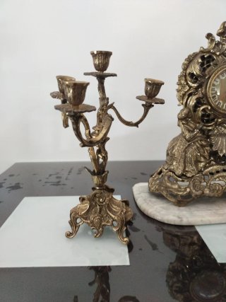 Reloj y candelabros dorados