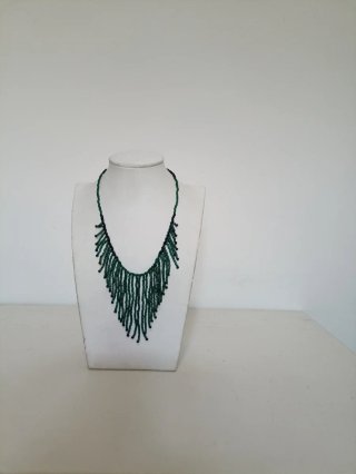 Collana con perline verdi e nere