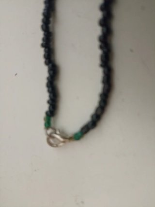 Collana con perline verdi e nere
