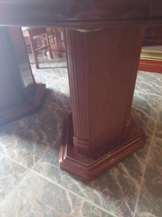 Mesa de comedor ovalada de madera