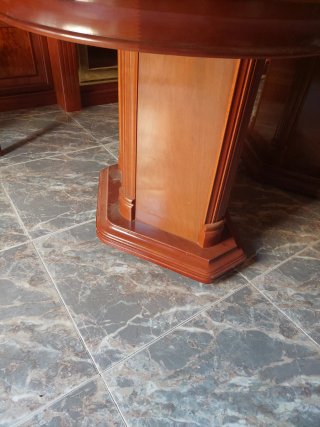 Mesa de comedor ovalada de madera