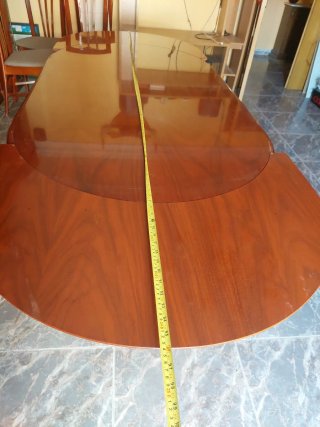 Mesa de comedor ovalada de madera