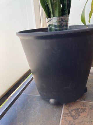 Maceta redonda gris IKEA con ruedas 40cm diametro