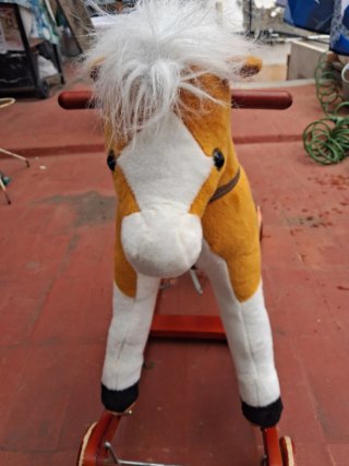 Caballito de juguete con ruedas